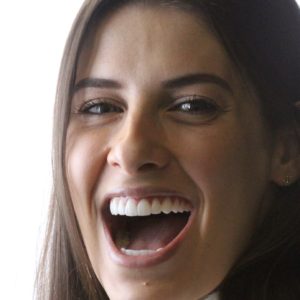 Mais do que estética, seu sorriso confiante com lente de porcelana